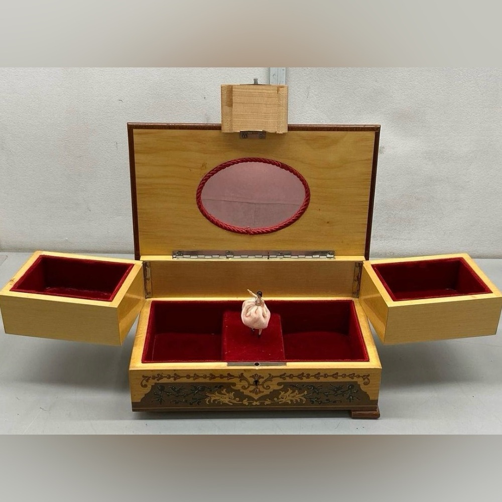Reuge wooden made in Italy musical Jewelry Box with dancing ballerina and keys. - Picture 5 of 5